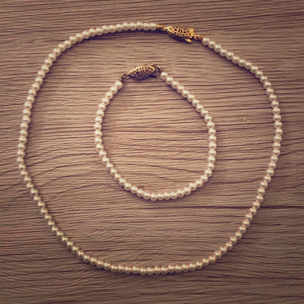 Pearl necklace and bracelet set